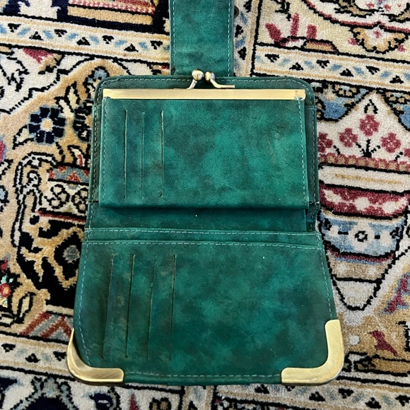 Forest green BDG wallet from urban outfitters with gold hinge clip - Picture 3 of 5